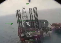 VIDEO: Ukrainas aizstāvji Melnajā jūrā uzbrūk urbšanas platformai un iznīcina okupantu helikopteru