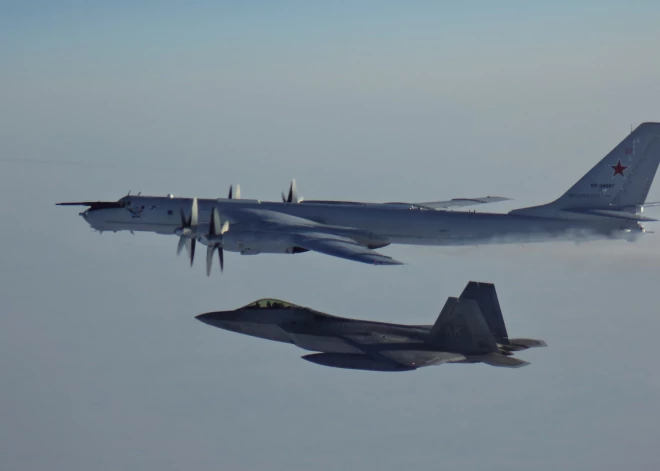 Netālu no Aļaskas pamanītas Krievijas militārās lidmašīnas. ASV un Kanāda paceļ gaisā iznīcinātājus