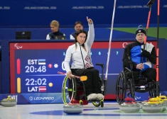 Kaimiņu duelī Latvijas ratiņkērlingisti izcīna pirmo uzvaru paralimpiskajās spēlēs