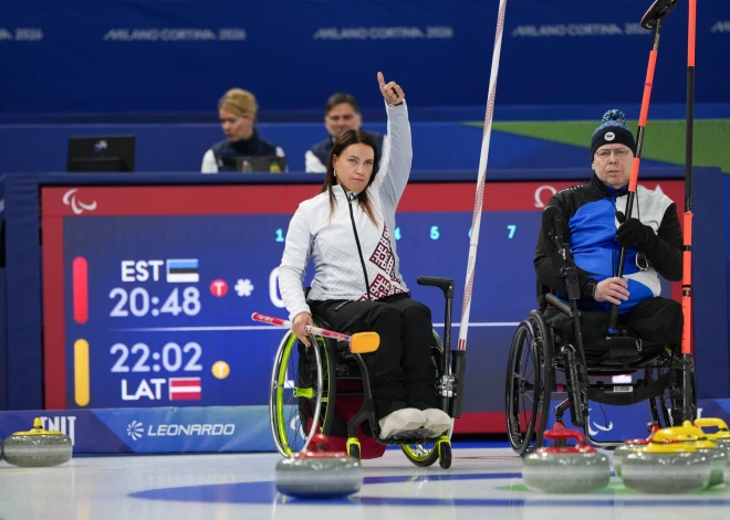 Kaimiņu duelī Latvijas ratiņkērlingisti izcīna pirmo uzvaru paralimpiskajās spēlēs