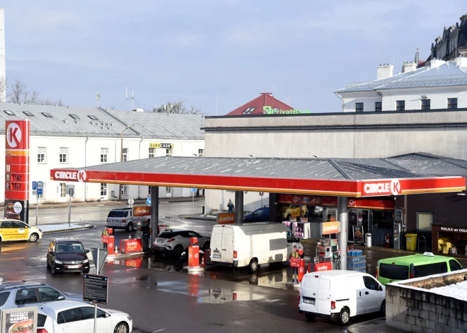 Жителей Латвии предупредили о подорожании топлива: на АЗС прогнозируют плюс 10-12 центов за литр