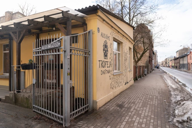 Rīgā, Avotu ielā Valdis alu brūvē un pasniedz jau vairāk nekā sešus gadus.