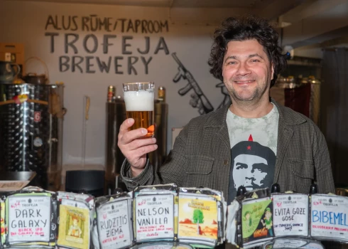 Alus rūme “Trofeja” ir mazākā alus darītava Latvijā gan pēc vārkatla, gan pēc saražotā daudzuma. Tajā saimnieko Valdis Novikovs - cilvēks, kuram alus ir sirdslieta.