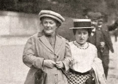 Svinēt vai nicināt? Kāds īsti ir 8. marta jeb Starptautiskās sieviešu dienas izcelsmes stāsts?