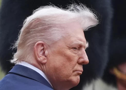 Sieviete izmeklētājiem apgalvoja, ka laikā, kad viņa bijusi aptuveni 13 gadus veca, viņu seksuāli izmantojis gan Donalds Tramps, gan Epstīns un viņa paziņas.