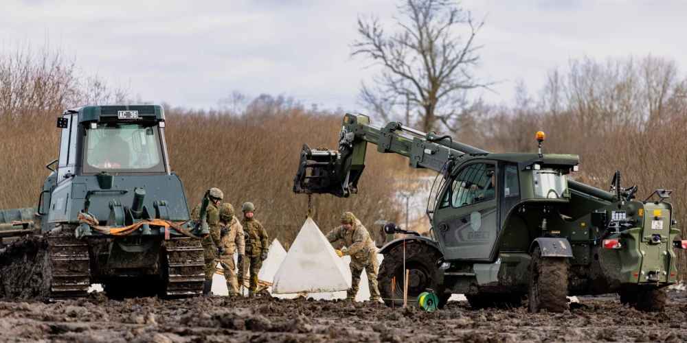 Pretmobilitātes šķēršļu izvietošana (foto: Gatis Dieziņš, Aizsardzības ministrija)