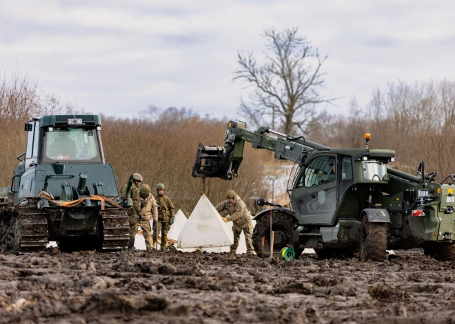 Austrumu pierobežā atsavināto nekustamo īpašumu teritorijās sāk izvietot pretmobilitātes šķēršļus
