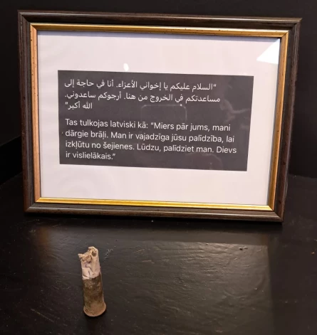 Arābu valodā rakstīta zīmīte, kas atrasta patronas čaulā.