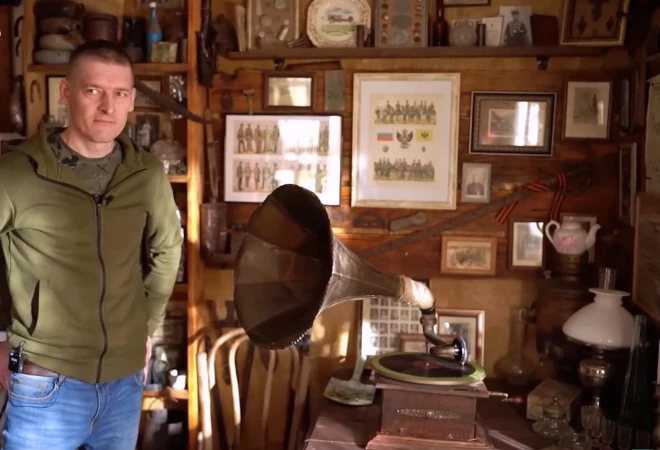 Juris Stikāns privātajā ģimenes muzejā.