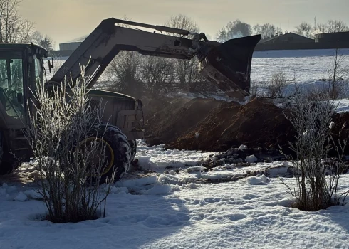 Cietušajā teritorijā izveidoti aizsarggrāvji un īstenoti citi preventīvi pasākumi. Darbu veikšanā iesaistījušies arī vietējie zemnieki, nodrošinot nepieciešamo tehniku un palīdzību, lai pēc iespējas ātrāk stabilizētu situāciju. (foto: Valsts vides dienests)