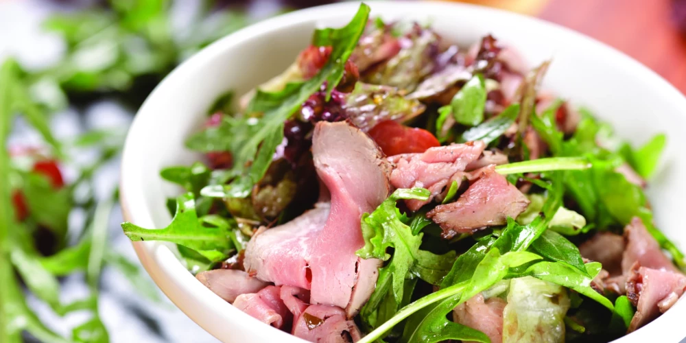 Viegli, veselīgi un gardi salāti vakara maltītei.