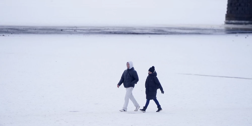 Pašlaik ir atļauts atrasties uz Daugavas ledus posmā no Ruģeļu apkaimes līdz Vienības tiltam, bet no 9. marta nedrīkstēs arī tur.