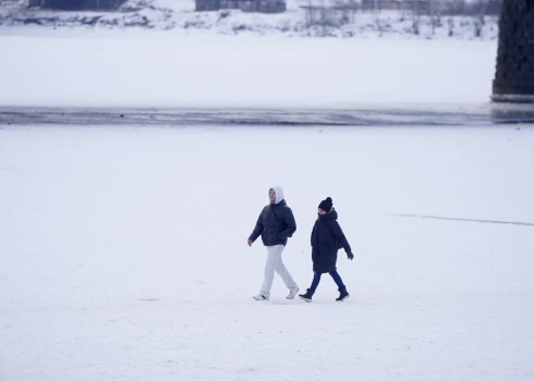 Pašlaik ir atļauts atrasties uz Daugavas ledus posmā no Ruģeļu apkaimes līdz Vienības tiltam, bet no 9. marta nedrīkstēs arī tur.