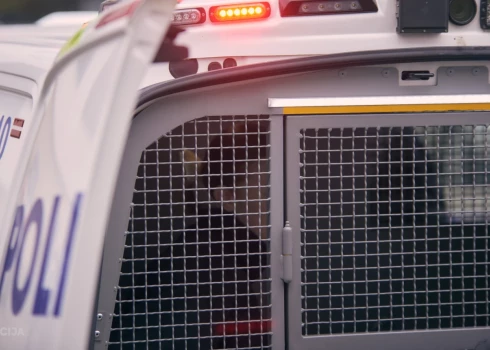 Atrasta persona, kas varētu būt sašāvusi divas sievietes Rīgā. 