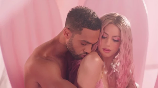 Šakira un Lusjēns Laviskonts videoklipā dziesmai “Puntería”.