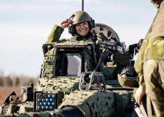 ФОТО: бронемашина вместо кареты - кронпринцесса Швеции участвовала в военных учениях НАТО в Латвии