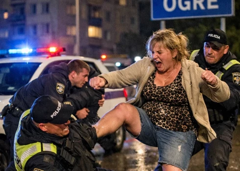 Ogrē kāda pārdzērusies māte, lai paglābtu dēlu no aresta, piekāva policistu.
