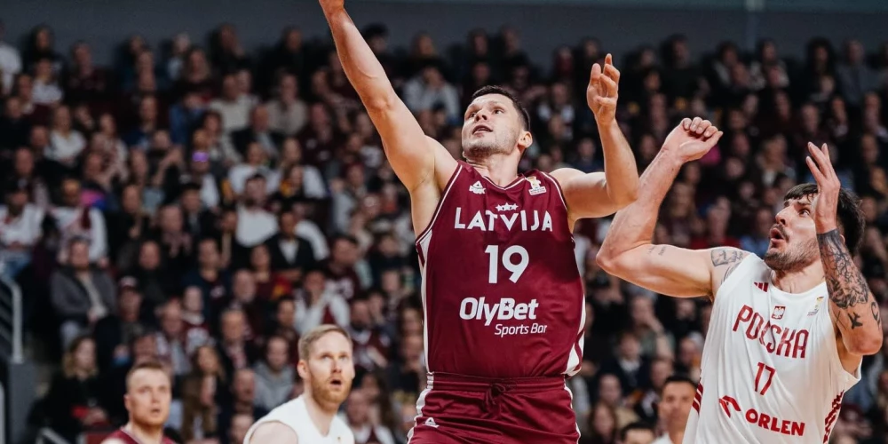 Rihards Lomažs uzbrukumā pret Polijas izlasi 27. februārī Rīgā.