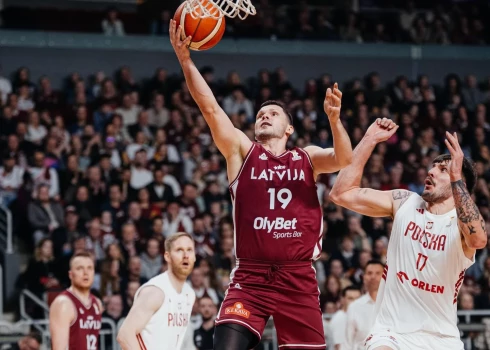 Rihards Lomažs uzbrukumā pret Polijas izlasi 27. februārī Rīgā.