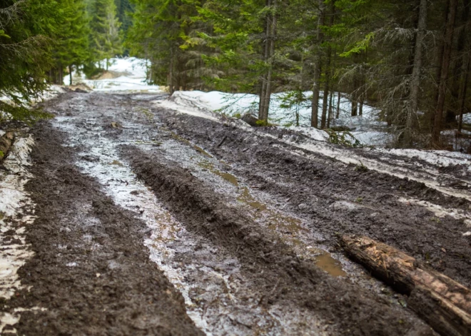 Pa vienu Smiltenes novada lauku ceļu vairs nedrīkst pārvadāt kravas