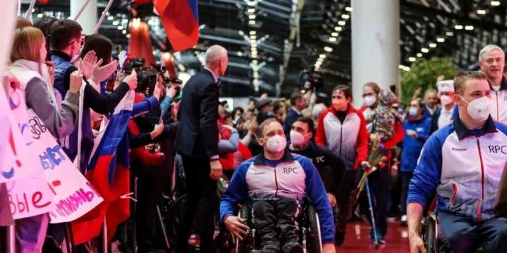 Krievijas paralimpisko spēļu dalībnieki atgriežas no 2022. gada ziemas olimpiskajām spēlēm Pekinā. Četras dienas pēc spēļu noslēguma Krievija sāka asiņaino invāziju Ukrainā, kas izraisīja agresorvalsts sporta izolāciju.