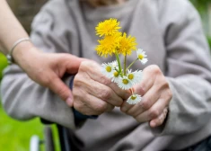 "Самому молодому нашему клиенту 25 лет": в Латвии растет число людей с деменцией