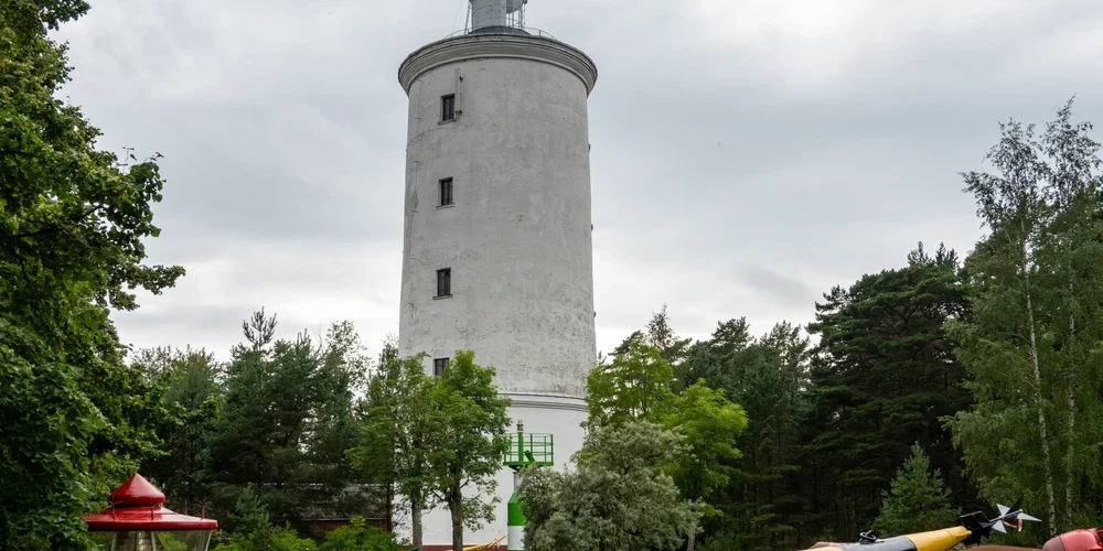 Этот старый маяк в Латвии не стал музейной декорацией и продолжает работать.