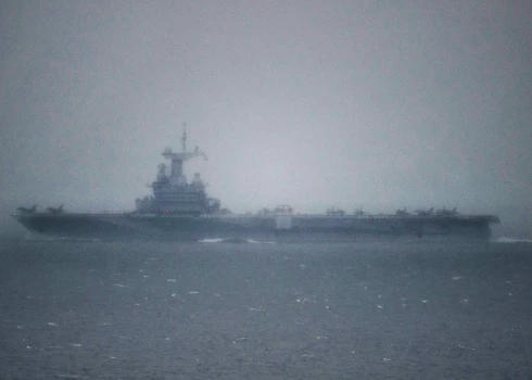 Francija nosūtījusi uz Vidusjūru helikopteru bāzes kuģi.