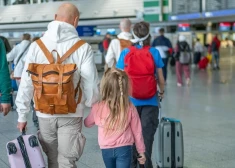 Жителям Латвии объяснили, почему путешествовать во время школьных каникул - не самая лучшая идея