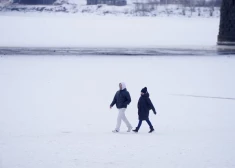 Власти Даугавпилса предупреждают жителей: лед на Даугаве больше не безопасен