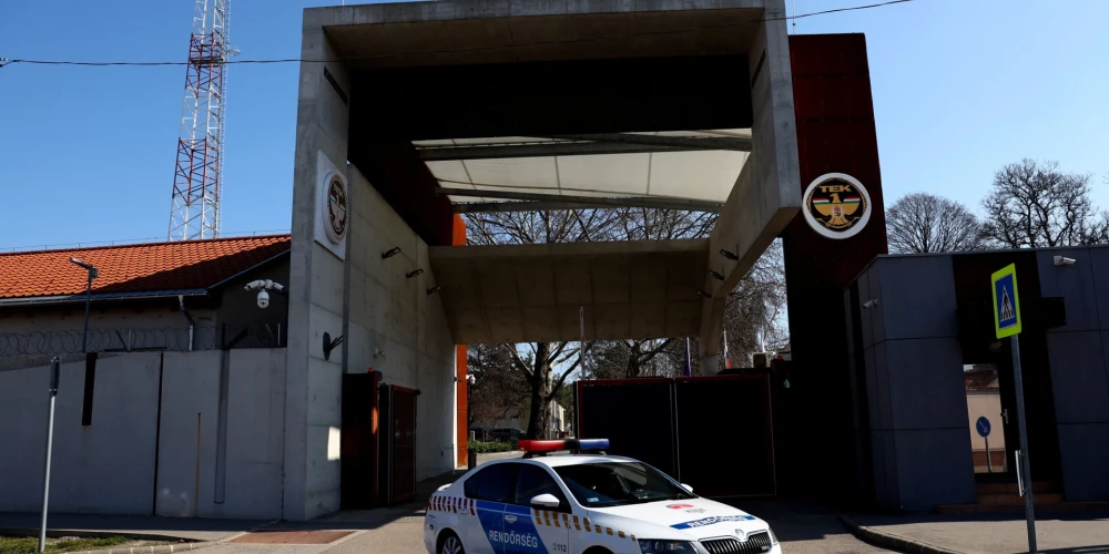 Ungārija izraida septiņus aizturētos Ukrainas bankas darbiniekus.