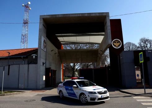 Ungārija izraida septiņus aizturētos Ukrainas bankas darbiniekus.