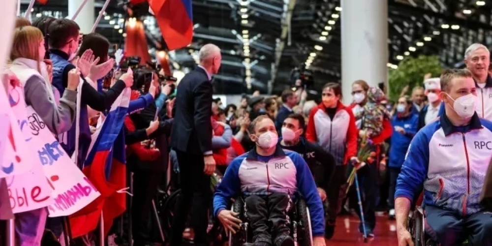 Российские паралимпийские спортсмены возвращаются с зимних Олимпийских игр 2022 года в Пекине.