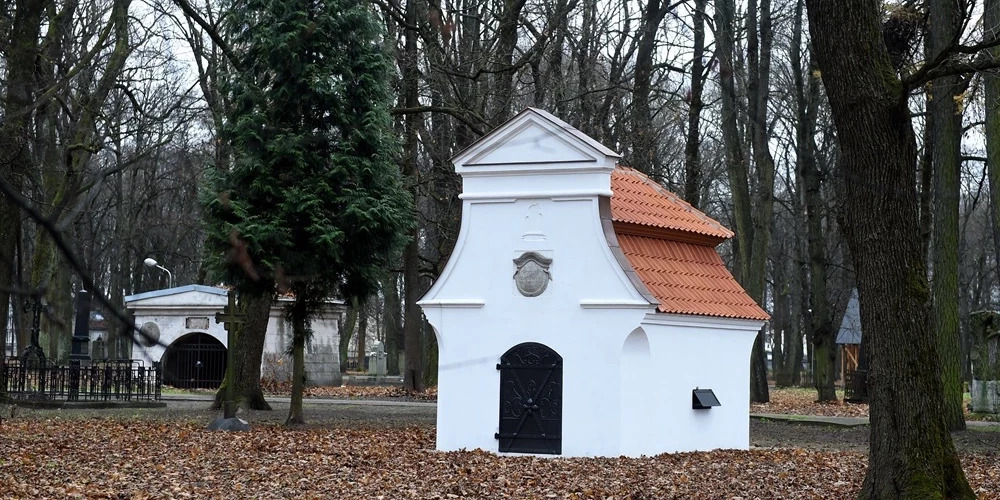 Большое кладбище никак не может понять - оно кладбище или все-таки парк?