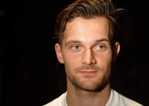 Neskatoties uz runām, Bļugers paliek “Canucks” rindās.