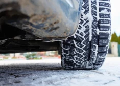 Vietām Kurzemē un Vidzemē apledo autoceļu posmi