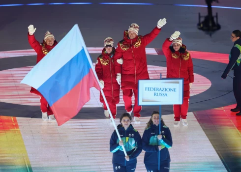 Paralimpisko spēļu atklāšanas ceremonijas laikā tiek plivināts Krievijas karogs.
