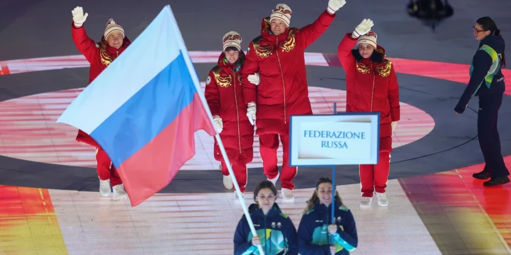 Российский флаг на церемонии открытия Паралимпийских игр.