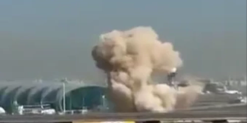 Mirklis, kad drons uzsprāgst netālu no lidostas. 