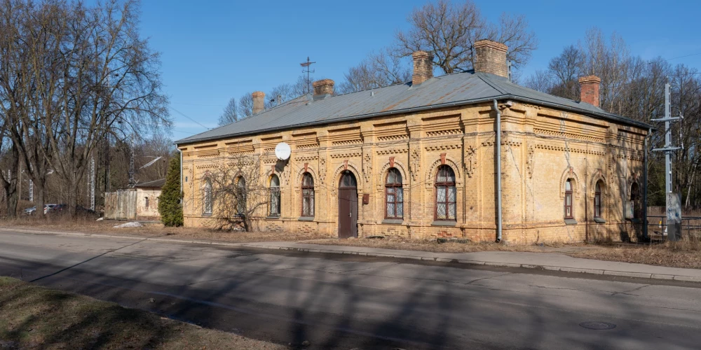Vēsturiskā 1903. gadā uzceltā Brasas dzelzceļa stacija.