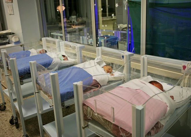 "Иначе скоро некому будет защищать страну": депутат предложил платить по 5000 евро за каждого новорожденного в Латвии