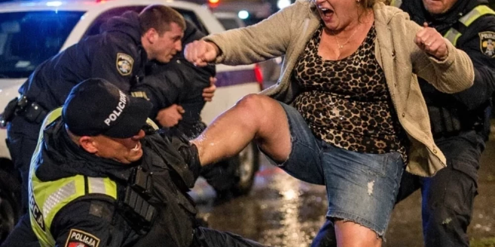 В Огре в прошлом году пьяная мать избила полицейского, чтобы спасти своего сына от ареста.