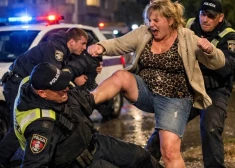 В Огре женщина избила полицейского, пытаясь помешать задержанию сына