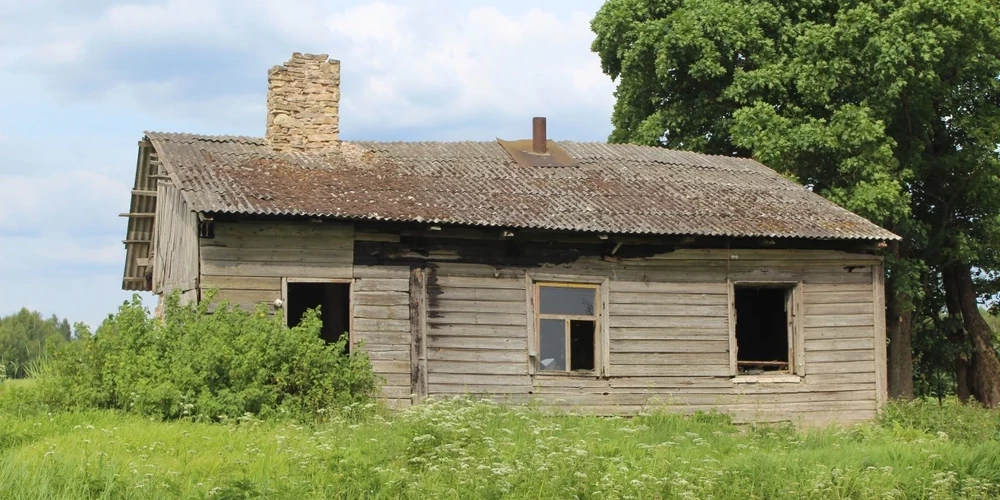 Заброшенный дом где-то на просторах Латвии.