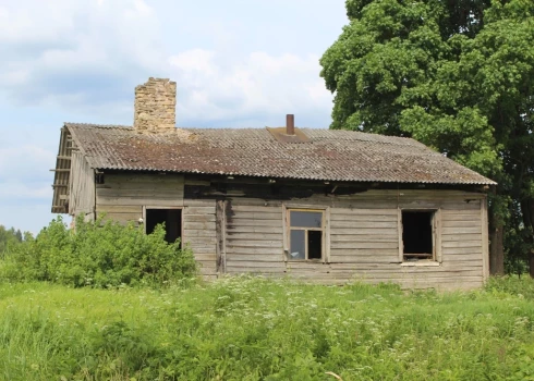 Заброшенный дом где-то на просторах Латвии.