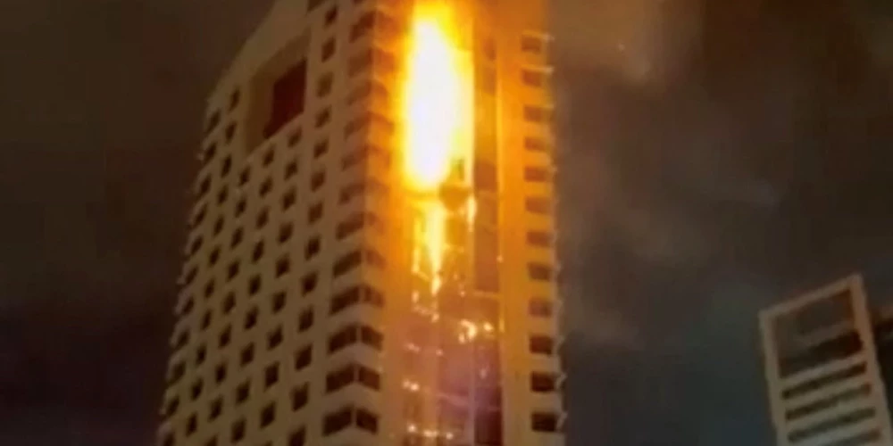 Pārtverto Irānas dronu atlūzas izraisījušas masīvu ugunsgrēku daudzstāvu ēkā Kuveitā.