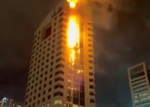 Pārtverto Irānas dronu atlūzas izraisījušas masīvu ugunsgrēku daudzstāvu ēkā Kuveitā.