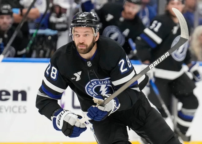 Latvieši NHL: Girgensona "Lightning" pārspēj Toronto "Maple Leafs"; Bļugeram divi punkti. Merzļikins un Šilovs cieš neveiksmes