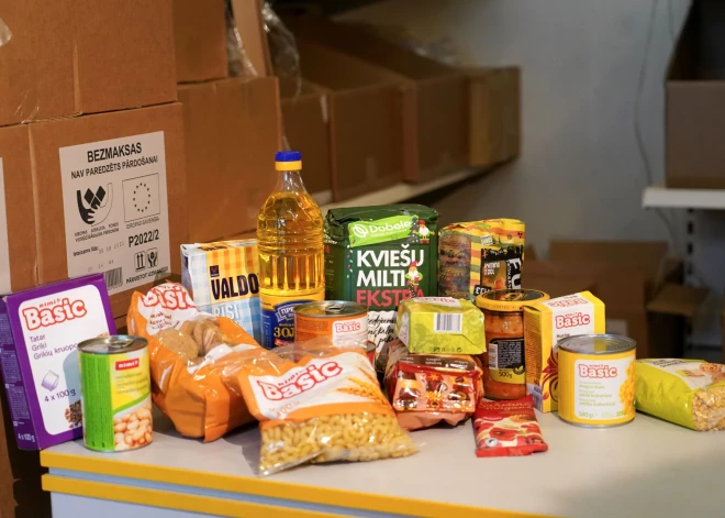 "Либо оплачиваешь счета, либо ешь": в Латвии все больше людей обращаются за продуктовыми наборами