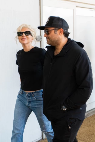 Леди Гага и ее жених Майкл Полански прибыли в аэропорт Венеции имени Марко Поло после завершения 81-го Венецианского международного кинофестиваля.